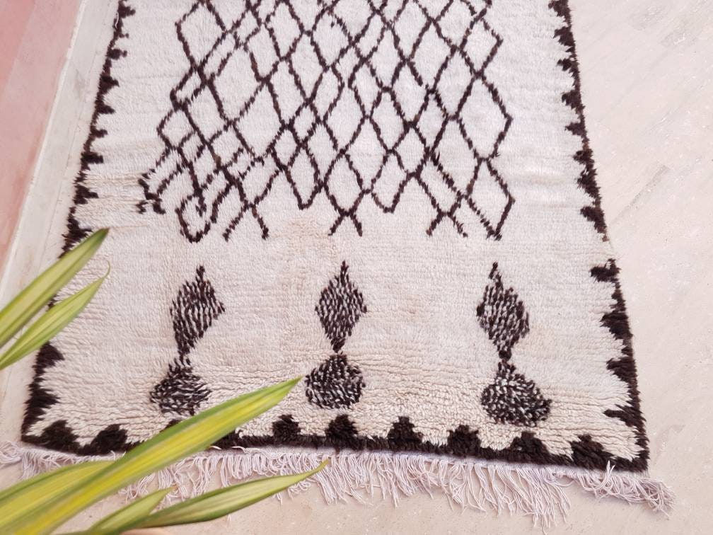 Vintage Moroccan rug 4.1x8.5 Azilal rug | Precious Vintage berber wool rug | Handmade carpet